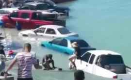 Zeci de maşini au fost inundate în nordul Mexicului