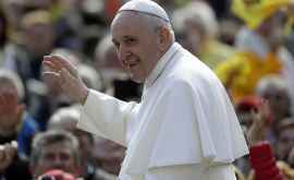 Papa Francisc şia început turneul în Balcani