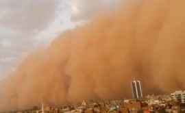 Мощная песчаная буря превратившая день в ночь попала на видео ВИДЕО