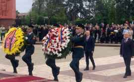 Oficialii au depus flori şi au comemorat eroii căzuţi pe cîmpul de luptă