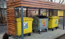 Locatarii a trei blocuri din Capitală nevoiţi să ducă gunoiul la vecini