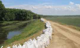 Continuă lucrările de întărire a digului de protecție în satul Crocmaz