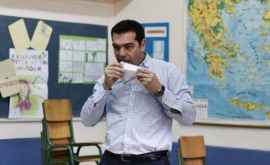 Premierul grec analizat de cetățeni dacă va linge plicul după votare sau nu VIDEO