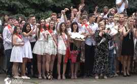 Emoţionant Ultimul sunet de clopoțel la liceul Mihail Grecu VIDEO