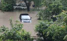 Apa a înghițit o mașină în sectorul Buiucani VIDEO