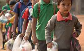 В индийской школе дети расплачиваются за учебу мусором