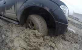 Десятки автомобилей застряли в грязи в Глодянах