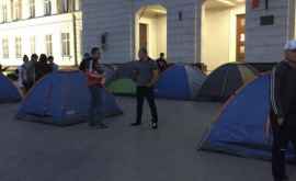 Возле здания Генпрокуратуры в Кишиневе появились палатки