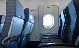 Un pasager a încurcat uşa de la toaletă cu ieșirea de urgență a avionului