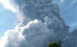  Un vulcan cîndva inactiv a erupt iar în Indonezia Coloană uriașă de cenușă