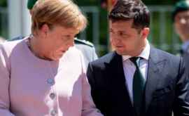 Merkel acuză o indispoziție cauzată de deshidratare la întîlnirea cu Zelenski