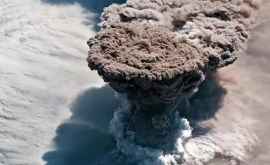 Sa produs prima erupţie a vulcanului Raikkok din Insulele Kurile din ultimii de 100 de ani În cîteva ore a fost distrus tot ce era viu pe insulă