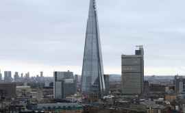 Un om a fost filmat cățărînduse în vîrful celei mai înalte clădiri din Londra