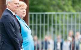 Merkel văzută tremurînd necontrolat pentru a treia oară în ultimele săptămîni