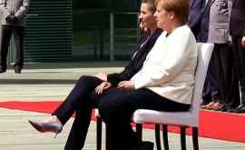 Меркель сидя слушала гимн на встрече с датским премьером