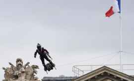 На параде в Париже показали летающего человека ВИДЕО