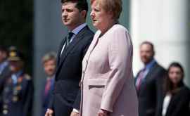 Меркель заявила что приступы не помешают ей быть канцлером