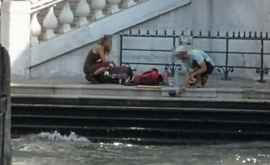 Doi turiști șiau făcut de cap chiar pe treptele celebrului pod Rialto din Veneţia
