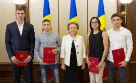 Кому спикер вручила дипломы парламента Молдовы