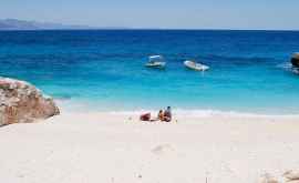 Pe plajele Sardiniei au fost readuse 10 tone de nisip furate de turiști