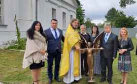Un sculptor moldovean a oferit în dar o lucrare a sa unei biserici din Rusia