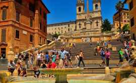 Turiştii care se așează pe vestitele Trepte Spaniole din Roma riscă amenzi usturătoare 