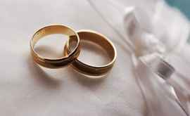 Vîrsta medie a tinerilor moldoveni la prima căsătorie a crescut