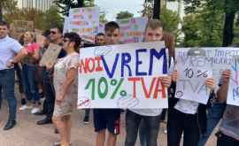 Protest la Parlament Zeci de persoane nemulțumite de majorarea taxelor HoReCa
