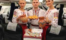 Stewardese în costume naționale plăcinte și vin pentru călători FOTO 