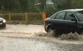 Potop la Glodeni A căzut grindină și ploi care au inundat străzile FOTO