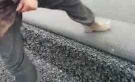 Strat de asfalt proaspăt de peste 50 de cm aşternut pe un drum din Rusia