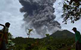 Alertă în Indonezia Un vulcan uriaş a început să erupă