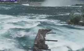 Epava unei nave din vechi în derivă pe apele cascadei Niagara