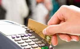 Moldovenii preferă mai mult să plătească cu cardul bancar