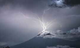 În Guatemala a fost fotografiat un fulger vulcanic rar întîlnit