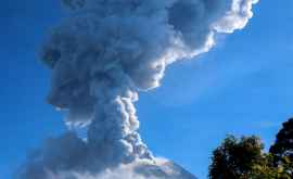 Cel mai activ dintre vulcani a început să erupă în Indonezia