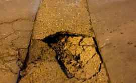 O gaură de pe strada Cornului din Capitală reasfaltată din banii municipalităţii