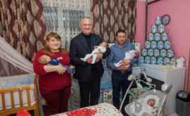 Familia cu cvadrupleți din Măgdăcești vizitată de Dodon
