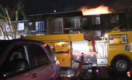 Поразительно 8 взрослых и 10 детей спаслись из горящего здания 