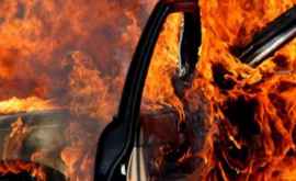 O maşină filmată cum arde pe traseul spre Orhei