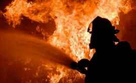 La Dubăsari un garaj a luat foc din cauza unui artificiu lansat incorect
