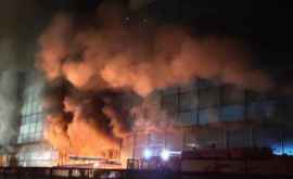 Detalii şi imagini de la incendiul din Chişinău 10 autospeciale la faţa locului