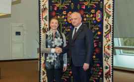 Додон преподнес в дар Совету Европы молдавский ковер с Древом жизни 