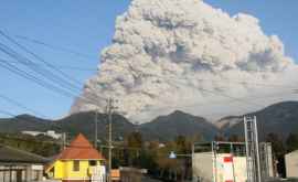 Извержение вулкана Синдакэ в Японии Столб пепла достиг высоты 7 км