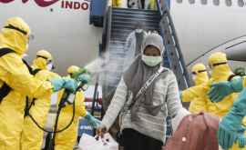 В Индонезии всех прибывающих из Китая опрыскивают химическим спецсредством ВИДЕО