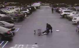 Un client al unui supermarket a ajutat la prinderea unui hoț fugărit de agenți