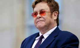Elton John a rămas fără voce din cauza unei pneumonii