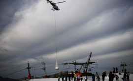 Вертолеты доставили снег на горнолыжные курорты Франции 