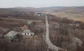 Un sat din Moldova cu un călugăr și doi enoriași
