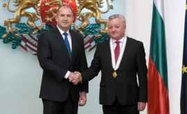 Președintele Bulgariei la decorat pe ambasadorul Moldovei 